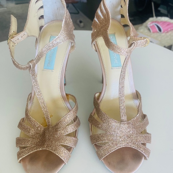 Betsey Johnson size 7 gold shimmer strappy heels blue bottoms - worn once - Picture 3 of 5